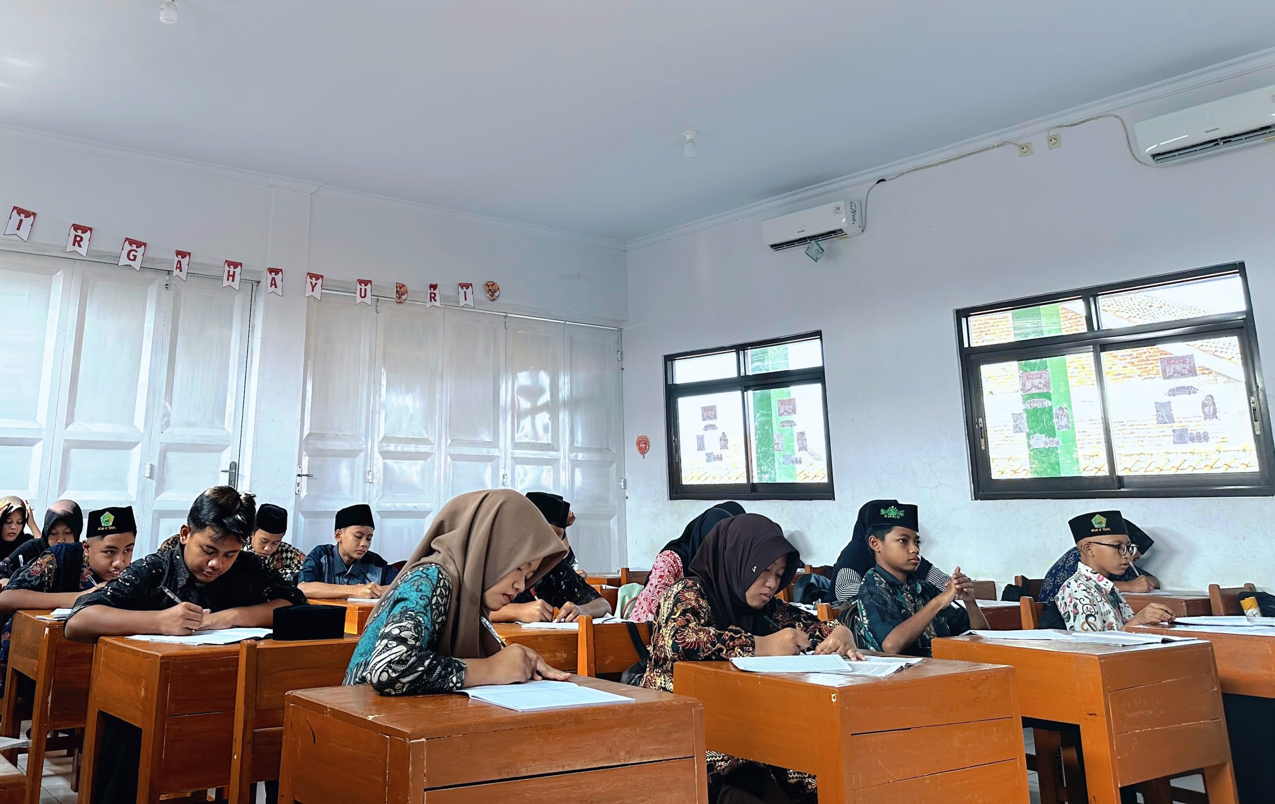 Semarak Hari Batik Nasional, Keluarga Besar MTsN 5 Tampil Kompak Kenakan Batik